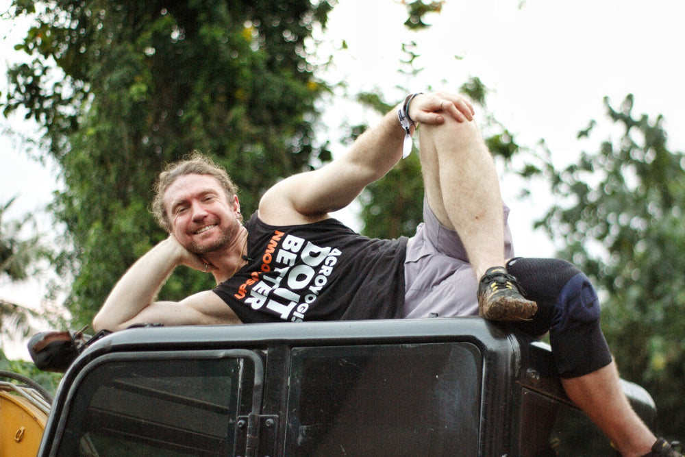 Brent, fundador de Beyond The Mat, sonriente al aire libre