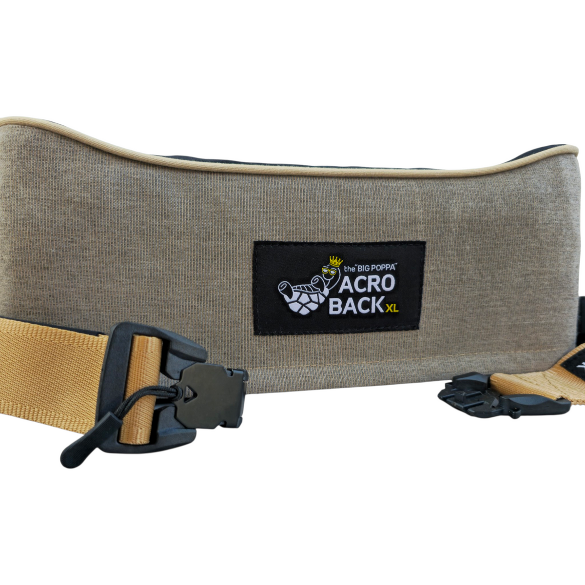 Detail van The AcroBack Big Poppa Wide in Dune met stof, bies, logo en gespbevestigingen.